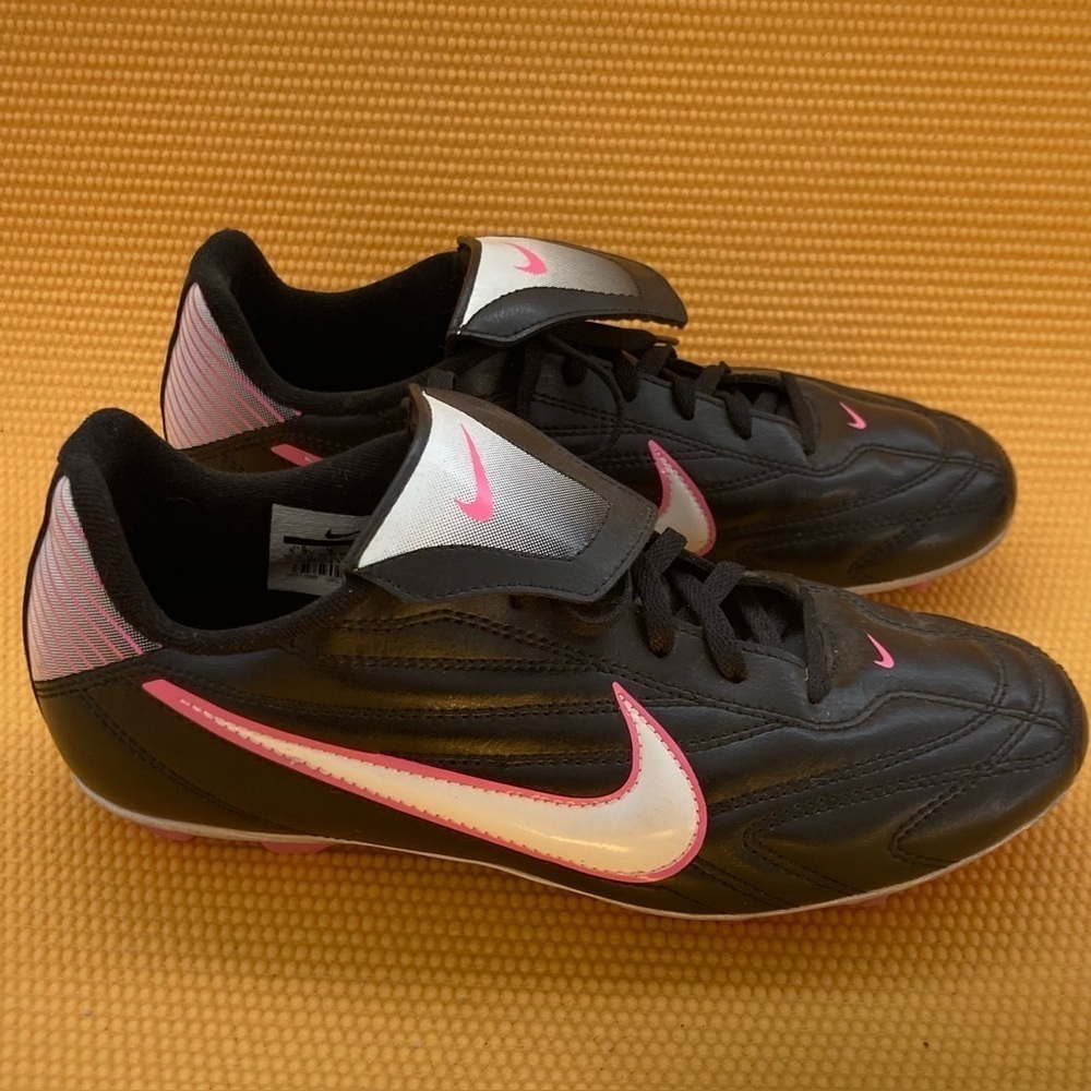 Nike Premier Soccer Cleats Youth Kids Size 5.5 Black pink white 359616-016 Nike